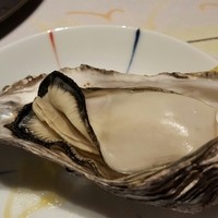 銀座　遠音近音 - 焼き牡蠣！檸檬をかけて食べます。とってもおいしい～