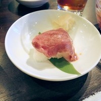 焼肉グレート 宇都宮駅前店 - サービスの牛にぎり。