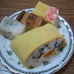 さね松 - 手前がこの店オリジナルのふくさすし。奥が大阪箱すし。