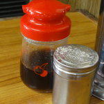 Rairai Tei - 味が薄いときには奥の出汁醤油を入れます。