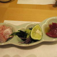 和酒和食の坂 - 左：ノドグロ、右：馬刺し