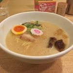 カーザ ルカ - ラー博は俺の社員食堂。  日伊半拉麺#BCMKR!二番勝負  其の弐  ミニキソグとんこつラーメソ！  なるとがキュート♡  ミニラーメソのトッピングマシマシ