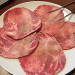 篠家 - まずは塩タン！850円也。生レモンではなく、ポッカレモンでしたが、手が汚れなくて味も悪くなく私はうれしかったです。