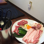 篠家 - 大皿の盛り合わせ。このあと、ホルモンとミノが別皿で来ました！豚カルビは自分で切るのですが、うまく切れず。。。次の来店時には切って出していただくようにします(^^;; 