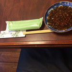 篠家 - タレはドロっとしていて、味噌が少し混じっているようでした。ほどよい辛みでしたので、無料のコチュジャンを投入しました。サラッとしたタレは苦手なのでうれしかったです。