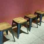 トラットリア グランボッカ - 【2016年2月】外の並び待ち椅子