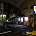 横浜家系 侍 - 「横浜家系　侍」奥に駐車しているタクシーの運転手も侍でラーメン食ってました！！