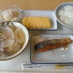 住道矢田食堂 - 卵焼き、トン汁、ポテトサラダ、鮭の塩焼き、ご飯で計684円