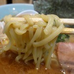 横浜家系 侍 - 「横浜家系　侍」麺は酒井製麺の中太麵でしょうか？柔らかめ注文です！