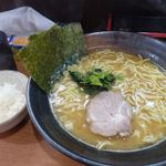 家系ラーメン みさき家 - ラーメン　650円　＋　大盛　200円　＋　小ライス　100円