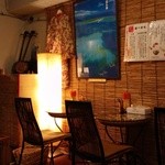 沖縄そば屋うーまくー - 入り口の席