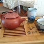 麓山茶房TeaGarden - 急須にお湯をかけて、抽出。