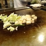 一福 - お通しの豆腐鉄板焼き。