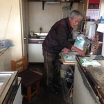 鈴木干物店 - こちらの主人