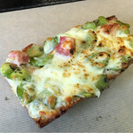 ミックスプラスベーカリー - 焼きそら豆のバターソテーとベーコンのタルティーヌ ￥210