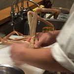 かま田 - ご主人が見事に捌いていきます