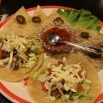 カーニバルハウス - サービスメキシカン3点セット（奥から、ケサディーヤ、ひき肉のタコス、挽き肉のブリトー）
