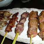 串焼Bar 炎の介 - 豚レバー　砂肝　豚タン　ナンコツ　どれも良い焼き加減