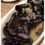 ケルンよしもと  - ムール貝のワイン蒸しロックフォール風