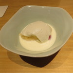 神保町 傳 - 苺とココナッツムース、根セロリのデザート
      