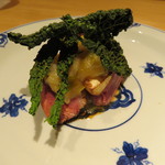 神保町 傳 - 鴨と葱2種、筍、黒キャベツの焼き物
      