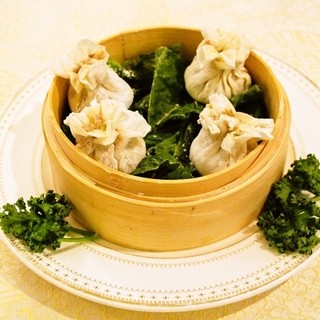 ランチはメイン料理と種類豊富なビュッフェ形式でお腹いっぱい★