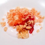 虎白 - 苺シャーベットコンポート揚げ湯葉散らし