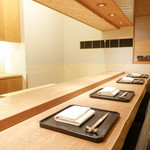 虎白 - 落ち着いた店内