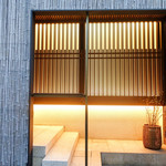 虎白 - 外観温かい空間への入り口