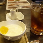 カリー房 花 - セットのヨーグルト、紅茶