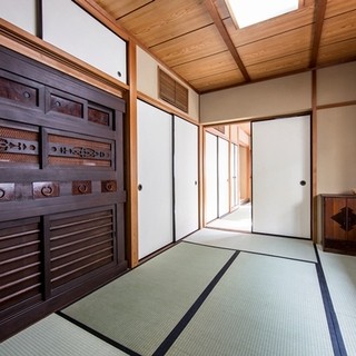 和室12畳に椅子とテーブルをご用意しております。