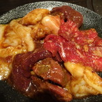 炭火焼肉 友丸 - 込ホルモン(ミックスホルモン)480円＋税