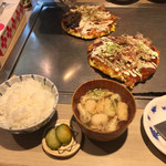 Okonomiyaki Michikusa - 豚玉600円 ＋ 定食100円 で700円です。