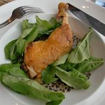 ブラッスリー ポール・ボキューズ - 葉っぱを除けると鶏が