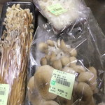 食の駅 - 料理写真:雪割茸(250円)、はなびらたけ(140円)、ブナシメジ(200円)