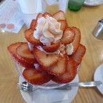 フルーツパーラーゴトー - ◉３種の苺の食べ比べパフェ　税別不明１３８０円