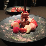熟成神戸牛プレミアム 听 - グラススモア
      （苺のアイスクリームの周りにマシュマロを薄くコーティングし、その場で香ばしく焼き上げたアメリカ発祥のデザート）
      