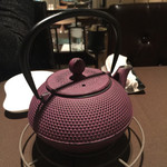 熟成神戸牛プレミアム 听 - ＊先付け
      ・“マクラ”古典風コンソメドゥーブル
      黒トリュフ土瓶蒸し仕立て