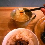 オモヤキッチン - 日替わりの玄米ご飯＆お味噌汁（野菜たっぷり（人参の葉の付け根部分まではいってますが柔らかくて◎）　2016.2.24