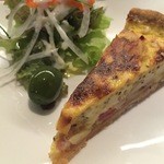 ビストロ・シェ司 - キッシュのグリーンオリーブ添え　これがお通し