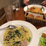 Naga～n cucina italiana - オイルソースのパスタ、サラダ、パン、ドリンク付きで980円