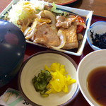 レストラン赤坂 - この日の日替りは生姜焼き定食。麺類は冷たいうどんを指定。ざるを頼むと水分が足りなくなるかも。