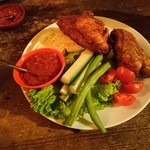 cabe - アヤムゴレン(インドネシア風フライドチキン)と野菜スティック、サンバルトラシで