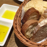 ル バー ラヴァン サンカンドゥ アザブ トウキョウ - お通しで成城石井のパン。オリーブオイルはギリシャとスペイン