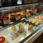 スローベリィ - いちごフェアー中（いっぱい並んだイチゴのケーキ）