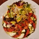 Ｌａ Ｖｉｔａ - 『トマトとモッツァレラのカプリ風サラダ』(934円)！トマトの上にモッツァレラチーズがのって、自家製のフレッシュバジルソースがかかっているサラダ～♪(^o^)丿