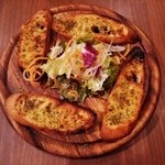 Ｌａ Ｖｉｔａ - 『ガーリックトースト(４切)』(371円)！真ん中にサラダ添え～♪(^o^)丿