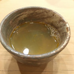 初音鮨 - 蟹の甲羅で日本酒