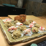 初音鮨 - 蟹を８人分にわけます