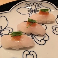 まき村 - 豊後水道の天然とらふぐ
                身厚だとダメなので、薄くおろしたのをダブルで握った寿司